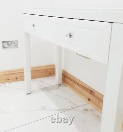 Coiffeuse en verre blanc avec miroir pour hall d'entrée et console de toilette.