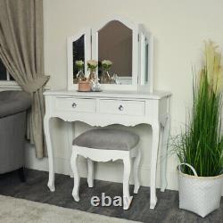 Ensemble de meubles de chambre à coucher blancs: table de toilette, paire de tables de chevet, style shabby chic français