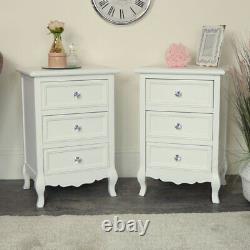 Ensemble de meubles de chambre à coucher blancs: table de toilette, paire de tables de chevet, style shabby chic français