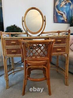 Grande Table D'habillage Vintage MID Century. Wicker & Bambou, Miroir Et Plateau En Verre, Chaise