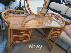Grande Table D'habillage Vintage MID Century. Wicker & Bambou, Miroir Et Plateau En Verre, Chaise