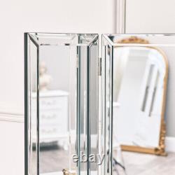 Grande coiffeuse avec triple miroir et table de toilette à miroir pour une décoration luxueuse et glamour.