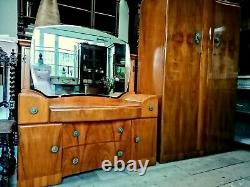 Heavy Art Decor Antique Set D'armoire En Bois De Noyer Et Table De Dressing Par Welsel