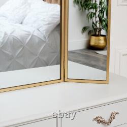 Miroir triple de coiffeuse en hexagone doré, 59cm x 82cm, moderne sur le dessus de table.