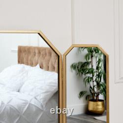 Miroir triple de coiffeuse en hexagone doré, 59cm x 82cm, moderne sur le dessus de table.