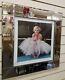 Robe De Ballerine De Marilyn Monroe Avec L’image De Sac À Main De Tiffany & Co Et Le Cadre De Miroir