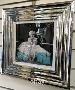 Robe De Ballerine De Marilyn Monroe Avec L’image De Sac À Main De Tiffany & Co Et Le Cadre De Miroir