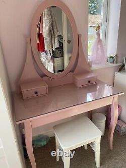 Table D'habillage En Verre Rose Ikea Hemnes Avec Miroir Et Tabouret