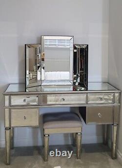 Table De Dressing De La Console Miroire Fleur Avec Miroir Et Tables De Chevet Miroir