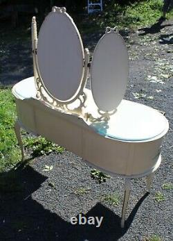 Table Dressing Blanche Avec Miroir Triple Et Plateau En Verre Des Années 1960