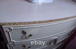 Table de style Louis français, commode avec tiroirs et miroir, table de chevet, armoire